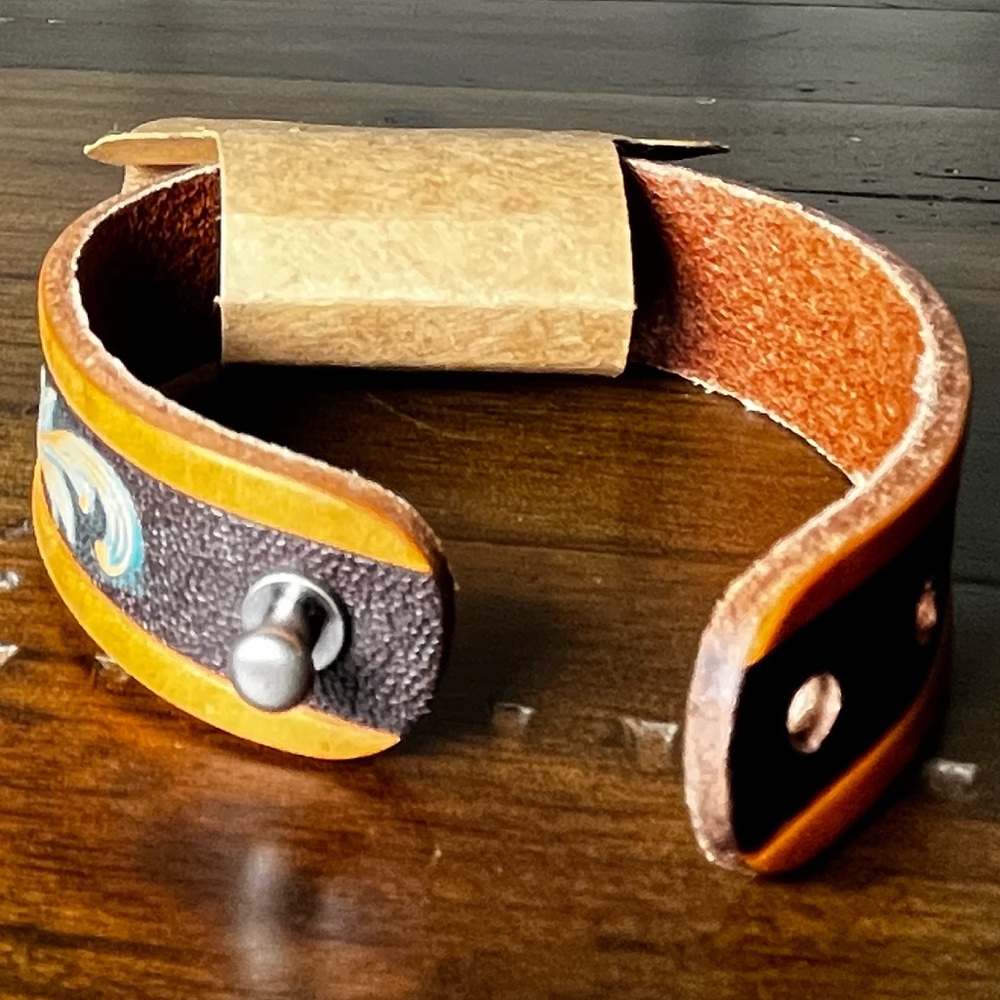 Justin Boots NWT Tooled Leather Cuff Bracelet Blue Western Iron Snap Closure - Picture 4 of 7